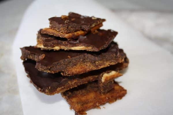 Chocolate Bark Crackers with Salted Caramel - The Quirino Kitchen